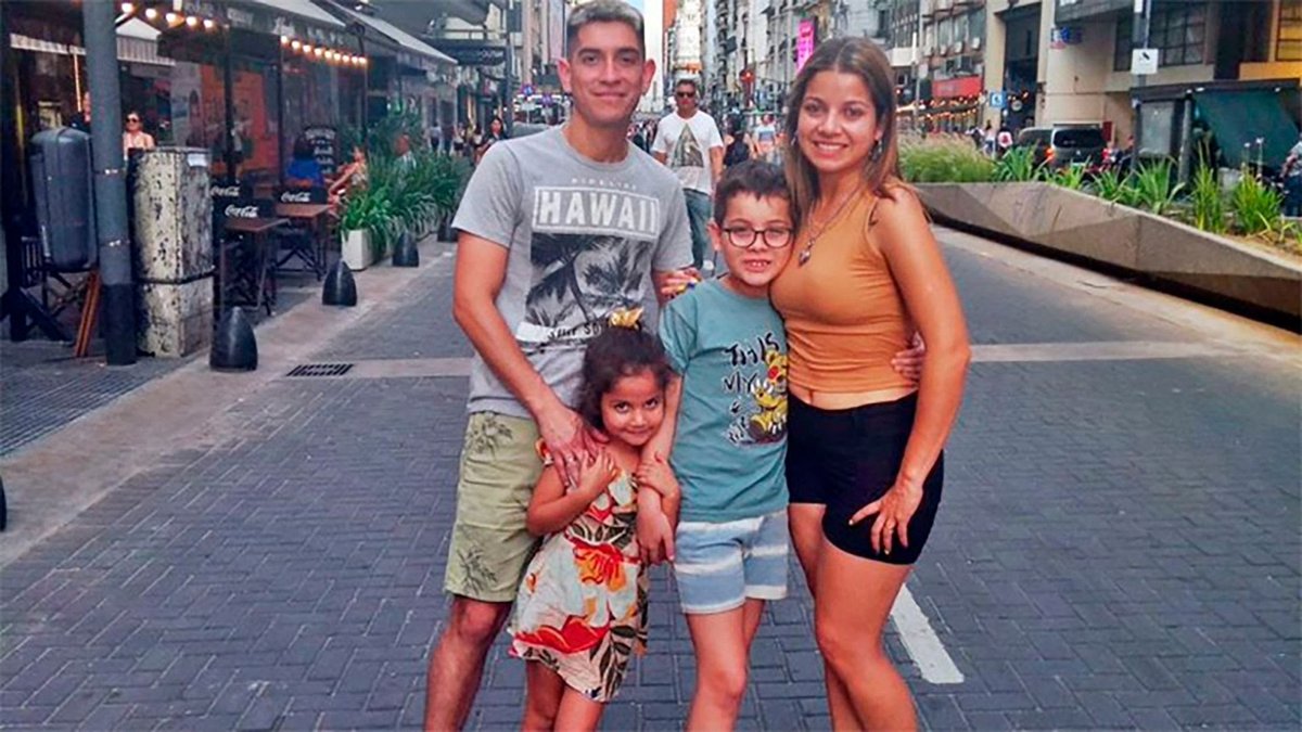 mauroszeta's tweet photo. 🚨 TIENE 16 AÑOS, CHOCÓ UNA FAMILIA EN LA RUTA Y CAUSÓ 4 MUERTES
- La ciudad entrerriana de Federación pide justicia en el caso de 4 integrantes de una familia que murieron tras ser chocados por un menor de 16 años en ruta 44.
- Entre las víctimas hay dos hermanos de 6 y 8 años https://t.co/zKrOONgo9N