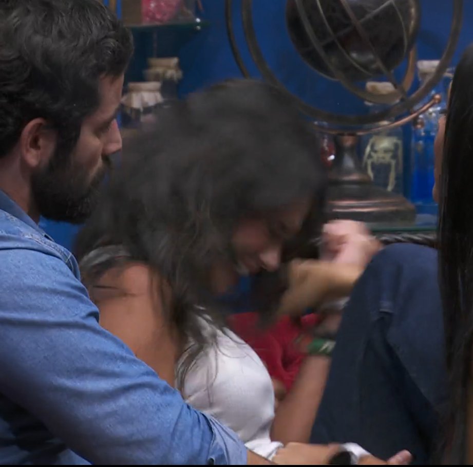 poptime's tweet photo. 🚨 GENTE??? Alane está se batendo e falando que é horrível e péssima e que vai se esconder de todo mundo, após não ir pra final do #BBB24. https://t.co/BSD8TwadM9