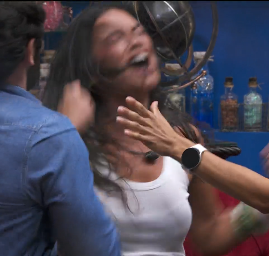 poptime's tweet photo. 🚨 GENTE??? Alane está se batendo e falando que é horrível e péssima e que vai se esconder de todo mundo, após não ir pra final do #BBB24. https://t.co/BSD8TwadM9