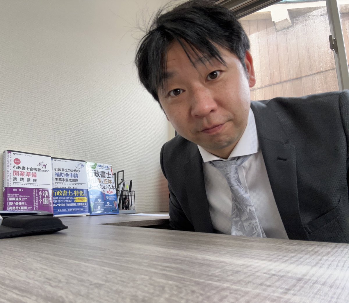 今日は行政書士合格者研修会でMCを務められた、尾西行政書士事務所　尾西先生にご挨拶させていただきました🤲
尾西先生のお人柄に甘えてたくさん質問してしまいましたが、親切丁寧にご対応いただき、的確なアドバイスを頂戴したりと、大変勉強させていただきました😆
本日はありがとうございました😀