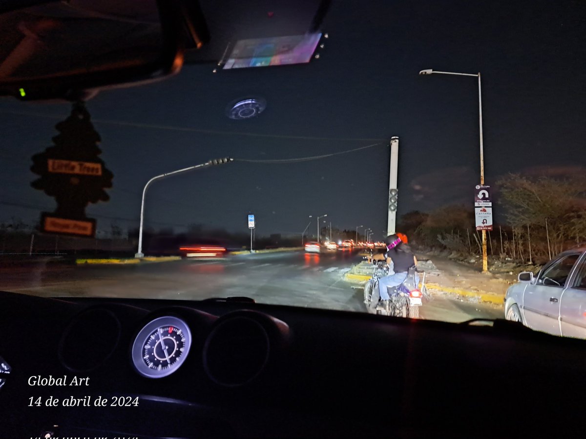 artram21's tweet photo. @Trafico_ZMG @AgenciaAMIM En varias ocasiones totalmente apagados los semáforos en este cruce tan peligroso. https://t.co/iuCQxbrP70