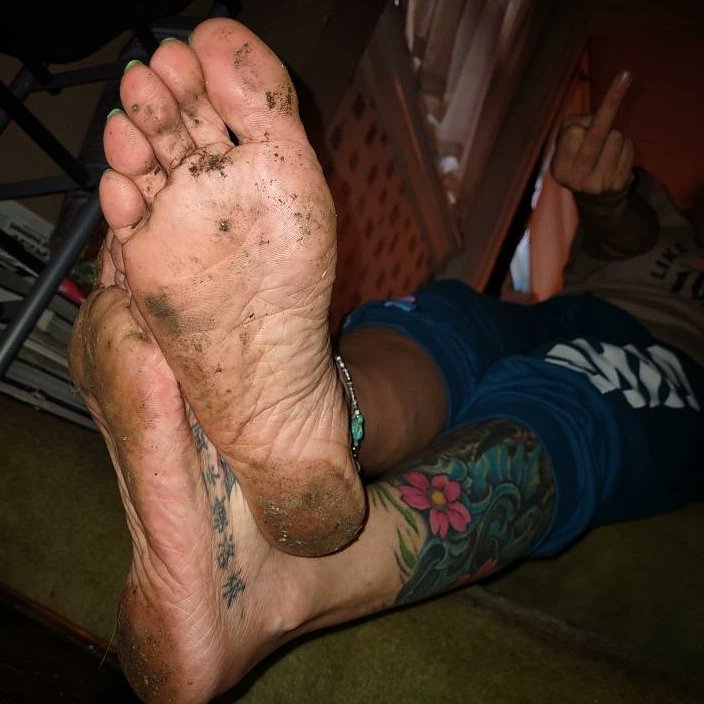 Working out in the yard, planting, etc without shoes. I was hoping my neighbor would come over so I could sling her by her hair to the ground and repeatedly stomp on her face🤷🏻‍♀️🖕 . #barefeet #tinypov #povfeet #feet #soles #giantess #wrinkledsoles #toes #dirtyfeet #footgoddess