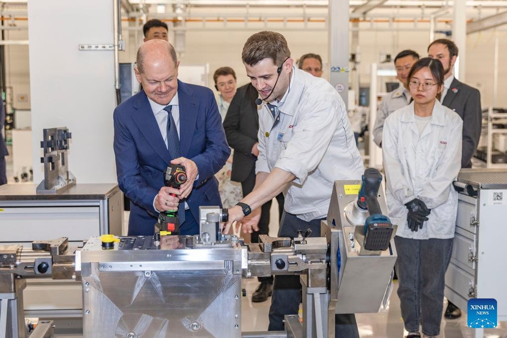 In #Chongqing, Chancellor Scholz @Bundeskanzler was impressed by cooperation between 🇨🇳🇩🇪enterprises in #hydrogen tech. He had hands-on experience and encouraged deeper cooperation between the two countries in tech areas. Wish him a pleasant trip also in #Shanghai and #Beijing.