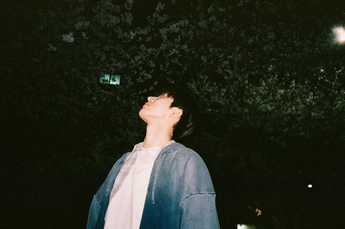 filmhanbin's tweet photo. Kim Hanbin night stroll 🎞️ 🌸 https://t.co/oLhvKLdk9V