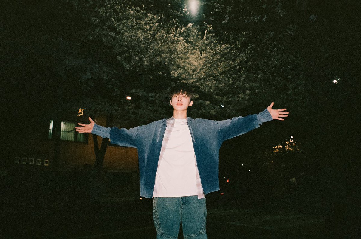 filmhanbin's tweet photo. Kim Hanbin night stroll 🎞️ 🌸 https://t.co/oLhvKLdk9V