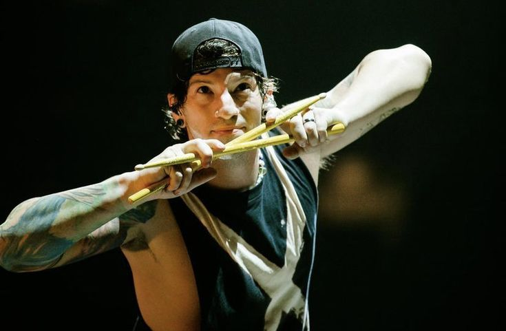 LOVE THIS THING HE DOES WITH HIS DRUMSTICK JOSH DUN I LOVE YOU