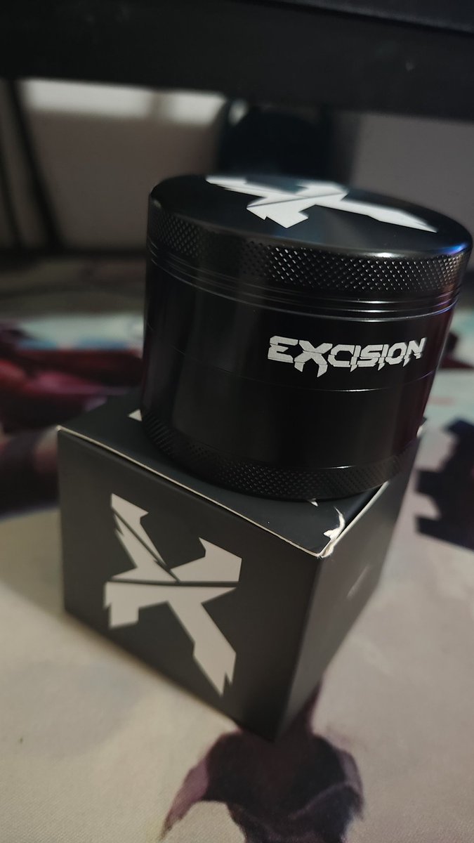 B1uedreampanda's tweet photo. Got my @Excision grinder and ready to smoke some zaza 🫠 https://t.co/4sFlOe3oJJ