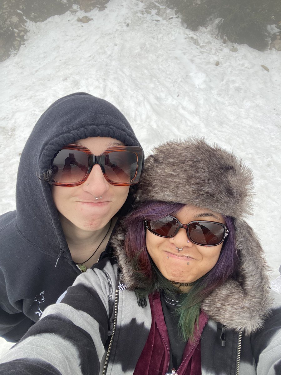 shar3b3ar_'s tweet photo. lil trip to da mountain :3
#babysfirstsnow #chilly #bbbrrrrr #snowandballs #myballsarefrozen #gamersgooutsideforfivehoursmax https://t.co/Rhzm2ZxyRm