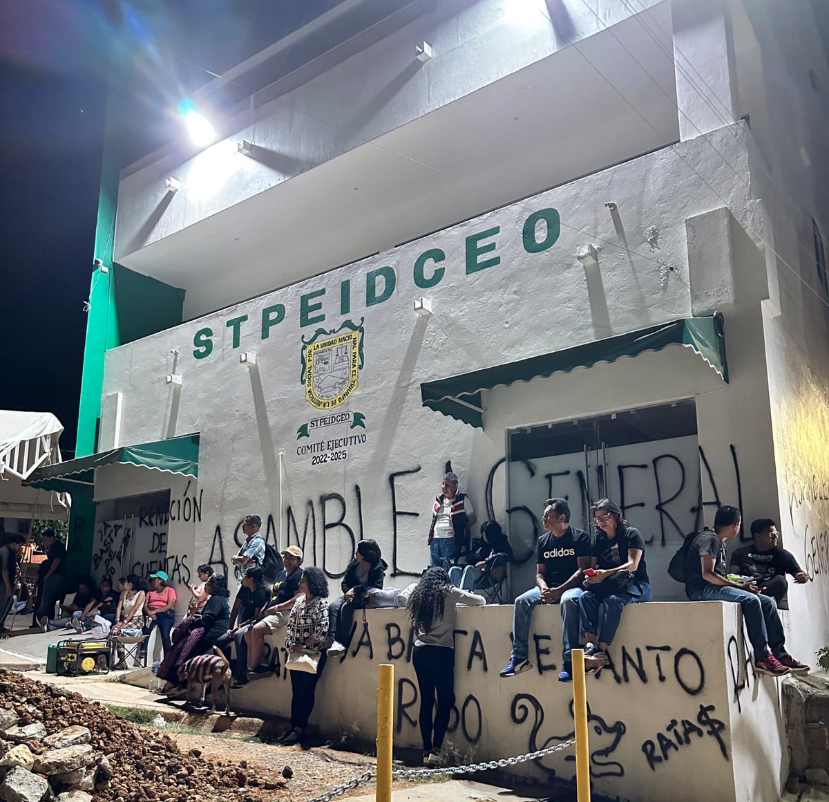 esprimeramx's tweet photo. #ÚltimaHora🔴|| Empleados de base del Gobierno de Oaxaca agremiados al #STEPEIDCEO tomaron las oficinas de la gremial, donde anuncian una huelga de hambre hasta que su líder Pedro Castillejos instale la asamblea general y rinda cuentas de las cuotas sindicales que alcanzan los $90 mdp durante los dos años que lleva al frente de ese sindicato