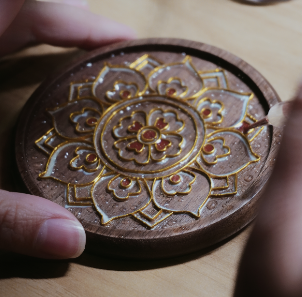 The delicate filigree work in enamelware cup mats showcases the mastery and precision of skilled artisans.