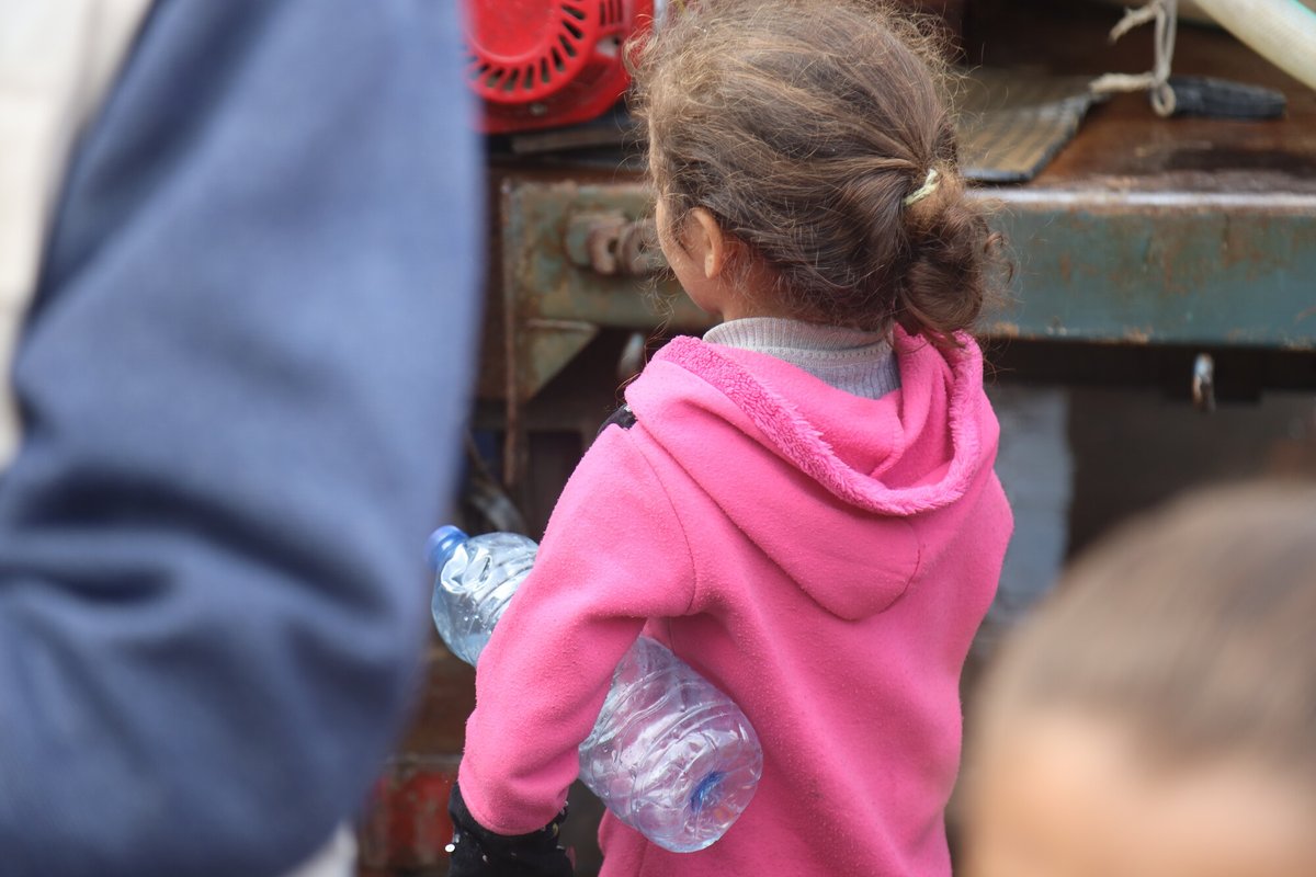 CARE and partner staff are distributing water to people in displacement shelters in #Rafah. We have provided water and sanitation support to over 170,000 people. Donate here bit.ly/4cUeFqd #Gaza