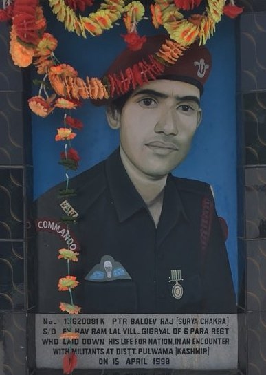 Homage to 

PARATROOPER BALDEV RAJ
Shaurya Chakra
6 PARA #IndianArmy 

on his balidan diwas today.
Paratrooper Baldev Raj was  immortalized fighting terrorists at Pulwama in #Kashmir in 1998.
#FreedomisnotFree few pay #CostofWar.