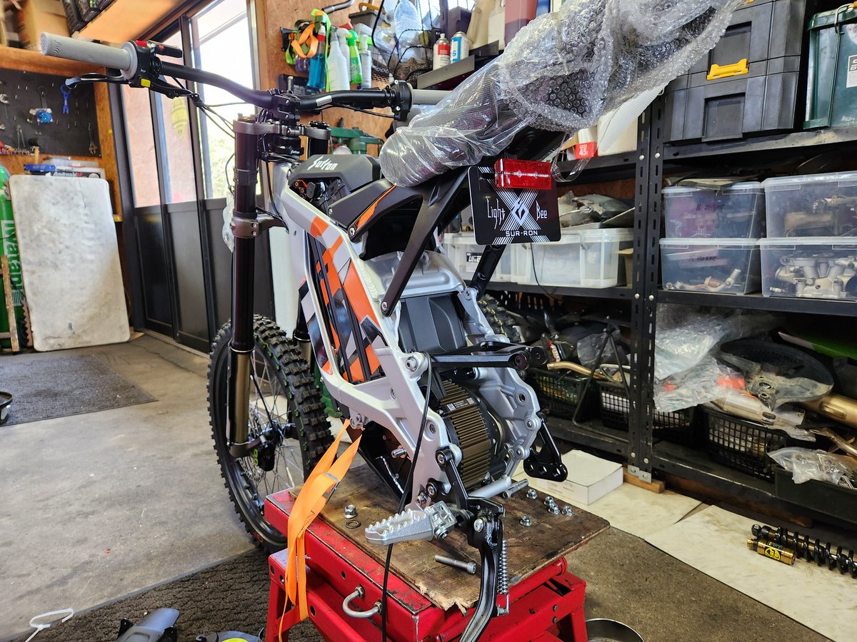 nagmotors's tweet image. SURRON ライトビーXの納車整備中～！EXT RACING SHOX投入、ローダウン仕様のスペシャルオーダー品✨✨✨✨
#surron 
#lightbee
#電動バイク
#extracingshox
