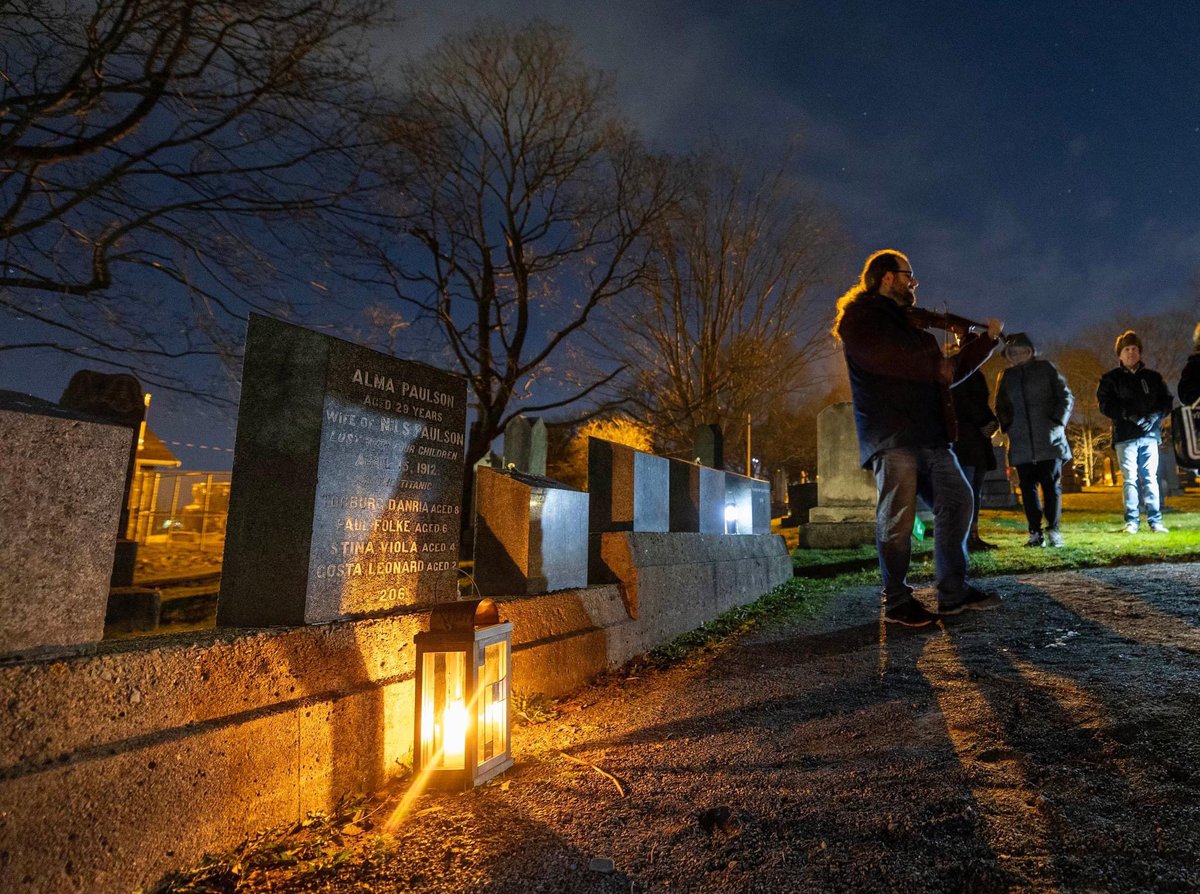 Len_Wagg_photo's tweet photo. Members of  the Titanic Society of Atlantic Canada gather at the Fairview Lawn Cemetery late Sunday April 14th, 2024. The service marked the hour the ship hit an iceberg on April 14th, 1912.   The sounds of Anthony Rissesco's  fiddle could be heard #titanic #halifax #novascotia https://t.co/O1eyTDXPie