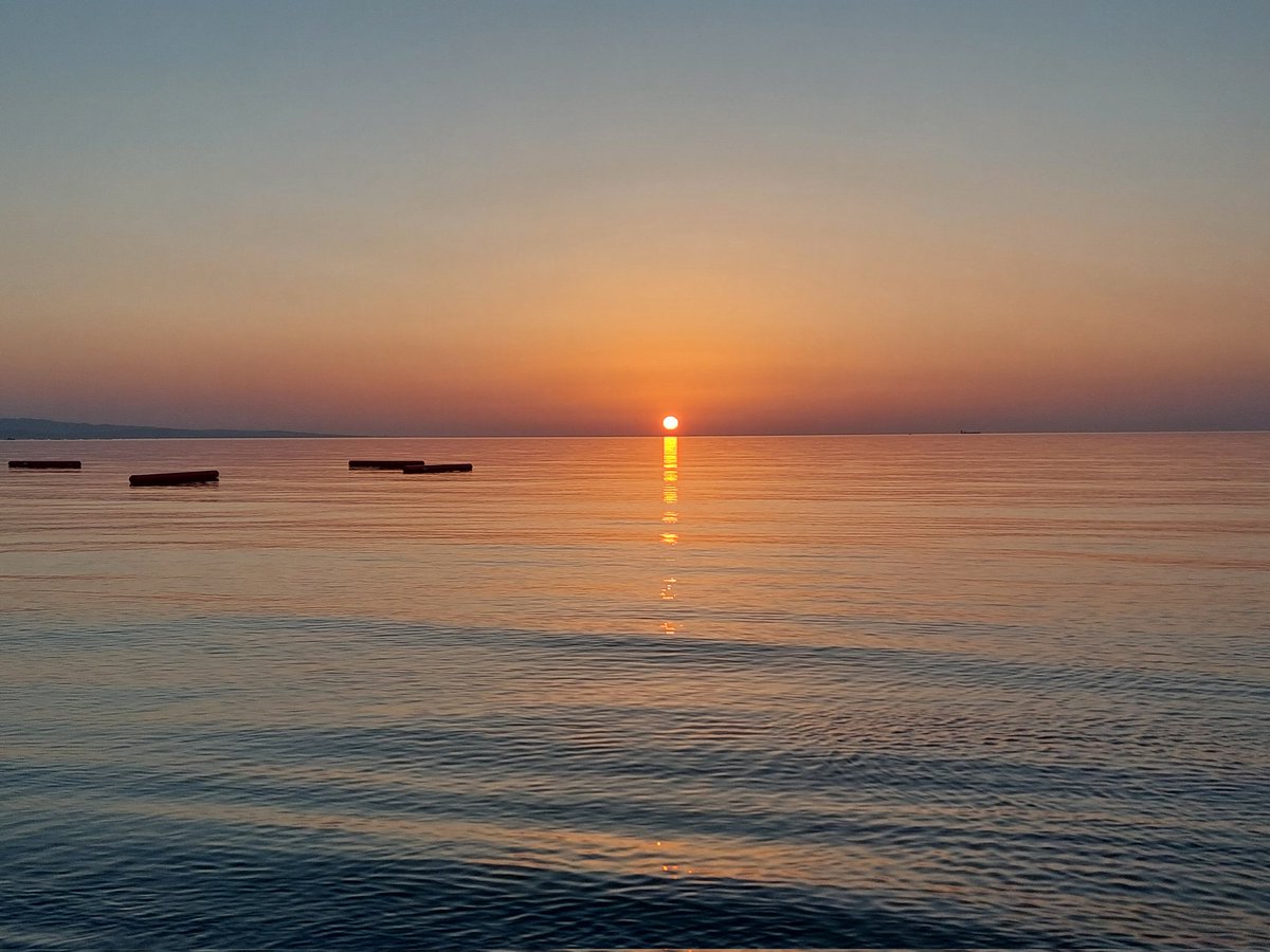 KaterinaChrysos's tweet image. While you were asleep🌻🌅🐚🌊#limassol #lemesosmou #myisland #sunrise