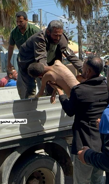 DaniMayakovski's tweet photo. Un niño palestino esquelético fue hoy a buscar comida y casi muere ahogado por alcanzar la caja de "ayuda" lanzada desde el aire que cayó en el mar frente a Khan Yunis, al sur de Gaza.

Primero "Israel" lo mata de hambre y luego casi muere ahogado intentando llegar a las migajas que lanzan desde el cielo, esa es la "ayuda" que ofrece Occidente a los palestinos.