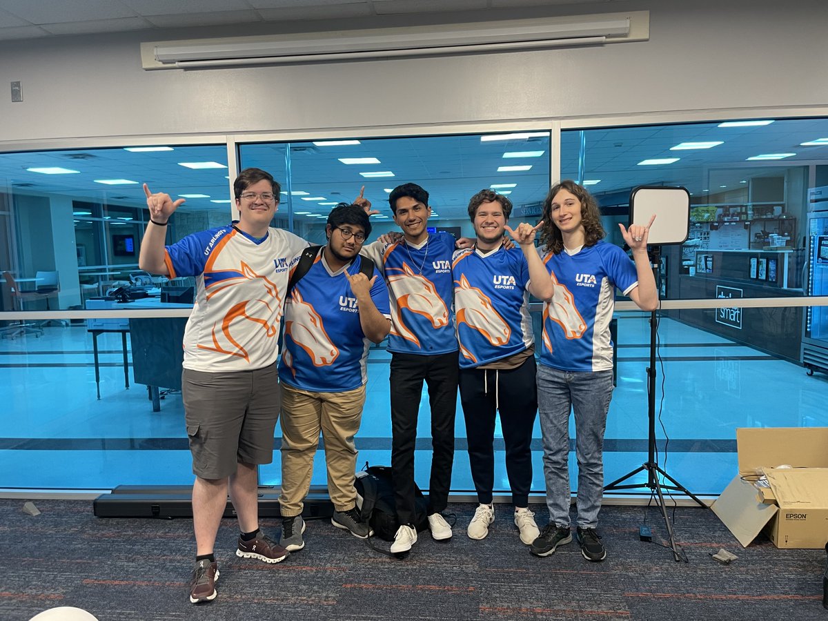 UTAEsports's tweet image. UTA OVERWATCH HAS QUALIFIED FOR THE CECC TEXAS LAN!!!!!!!!!!!!!!!!!!!

@KaylonFrost and @buckleOW weren't here for a pic but we promise they helped too 😆