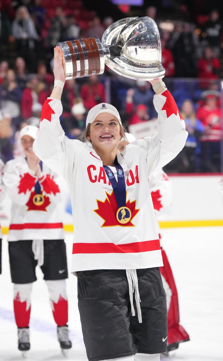 HockeyCanada's tweet photo. Golden moments! 🥇

Des moments en or! 🥇

#WomensWorlds | #MondialFéminin https://t.co/1wpQb1dBwE