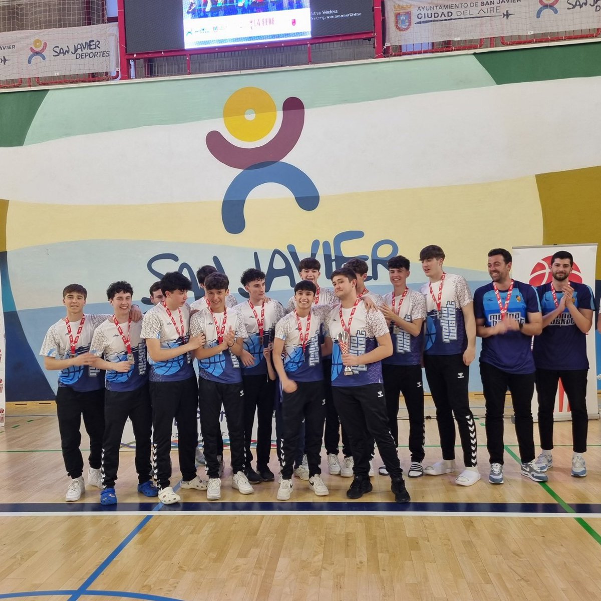 molinabasket's tweet image. El Bodytone MB culmina con bronce un año de sobresaliente

Los de Pablo de Gea ahogaron (26-70) a un Superdumbo Maristas que les había ganado en 3 de los 4 partidos precedentes

A tener en cuenta que los molinenses son de primer año

Enhorabuena chicos! 💙