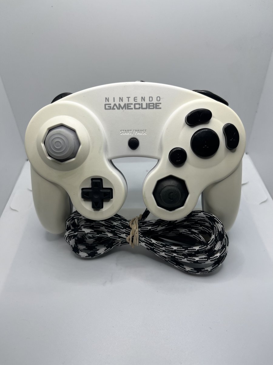 CfanCustoms's tweet image. Selling sets of OEM Black dyed buttons 🖤
$20 a set, FREE SHIPPING to U.S customers! 
DM to purchase

These official GameCube controller buttons have been dyed for days to guarantee a long lasting color and level of darkness. They&apos;ve been used in numerous of my controllers, see…