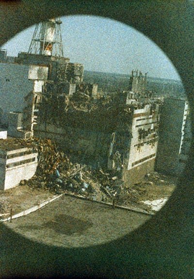 #SabiasQue Esta es la única foto que existe de Chernóbil, tomada la mañana del accidente nuclear. El granulado de la foto se debe a la enorme cantidad de radiación en el aire, que empezó a degradar la película de la cámara. 1986.
