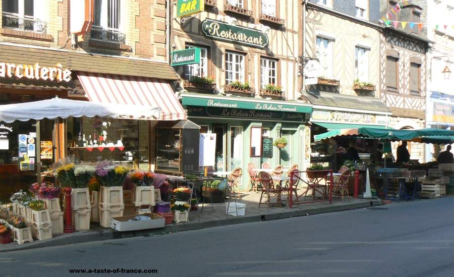 The popular weekly street market in the village of #Cormeilles in #Normandy buff.ly/43BOAIg

#France 🇨🇵 #travel #photo #FrenchMarket