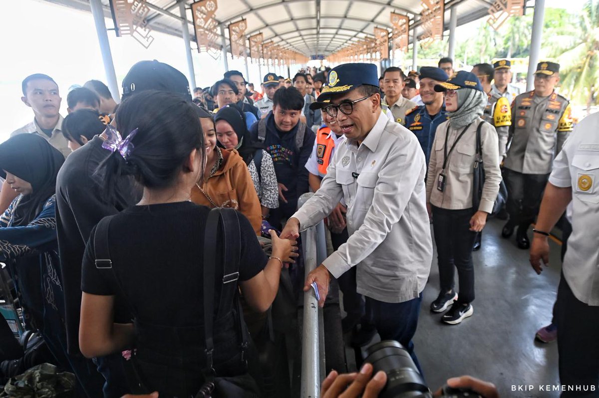 zoelfick's tweet photo. Dlm kondisi sekarang, mmg perlu terobosan² cepat spt ini, agar pemudik yg melewati Bakauheni-Merak tak perlu terlalu dipusingkan masalah kapal. 

Ini aksi cepat tanggap Perhubungan Laut yang layak diacungi jempol. Jadi masyarakat bisa gunakan Pelabuhan Panjang dgn maksimal. https://t.co/5QBxvaQ9qP