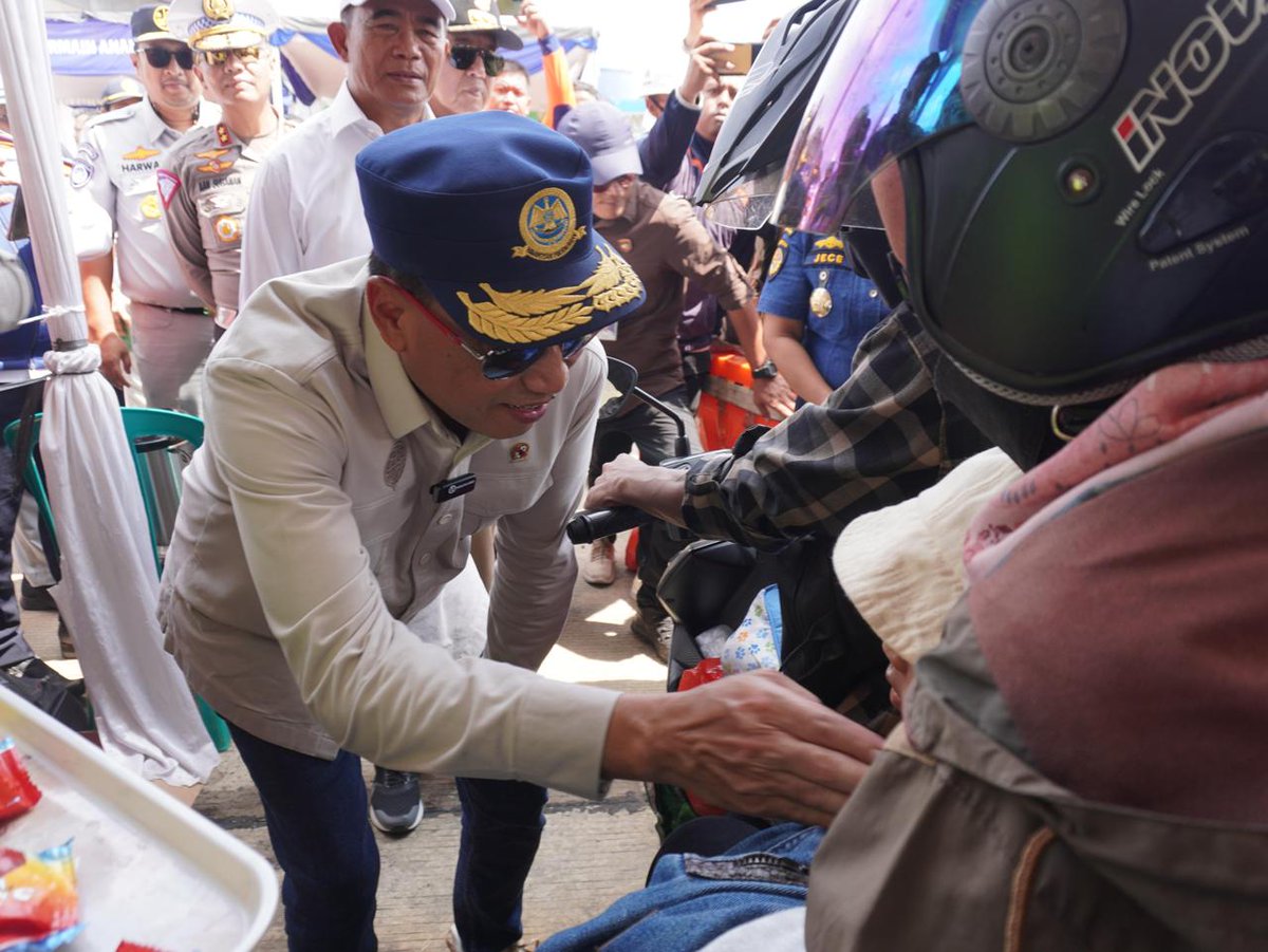 zoelfick's tweet photo. Dlm kondisi sekarang, mmg perlu terobosan² cepat spt ini, agar pemudik yg melewati Bakauheni-Merak tak perlu terlalu dipusingkan masalah kapal. 

Ini aksi cepat tanggap Perhubungan Laut yang layak diacungi jempol. Jadi masyarakat bisa gunakan Pelabuhan Panjang dgn maksimal. https://t.co/5QBxvaQ9qP