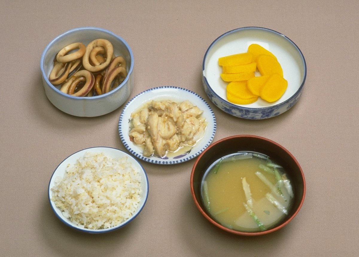 春の夕食 夜は麦飯に、ぼらがとれたときは煮つけや酢味噌あえにする。のびるやうどをごまあえにしたり、そらまめを砂糖醤油で煮つけることもある。味噌汁にはたけのこやわらびを入れ、たくあんもつける。 『聞き書　静岡の食事』　伊豆海岸（雲見）の食より knowchi.jp/archives/4829 #農文協