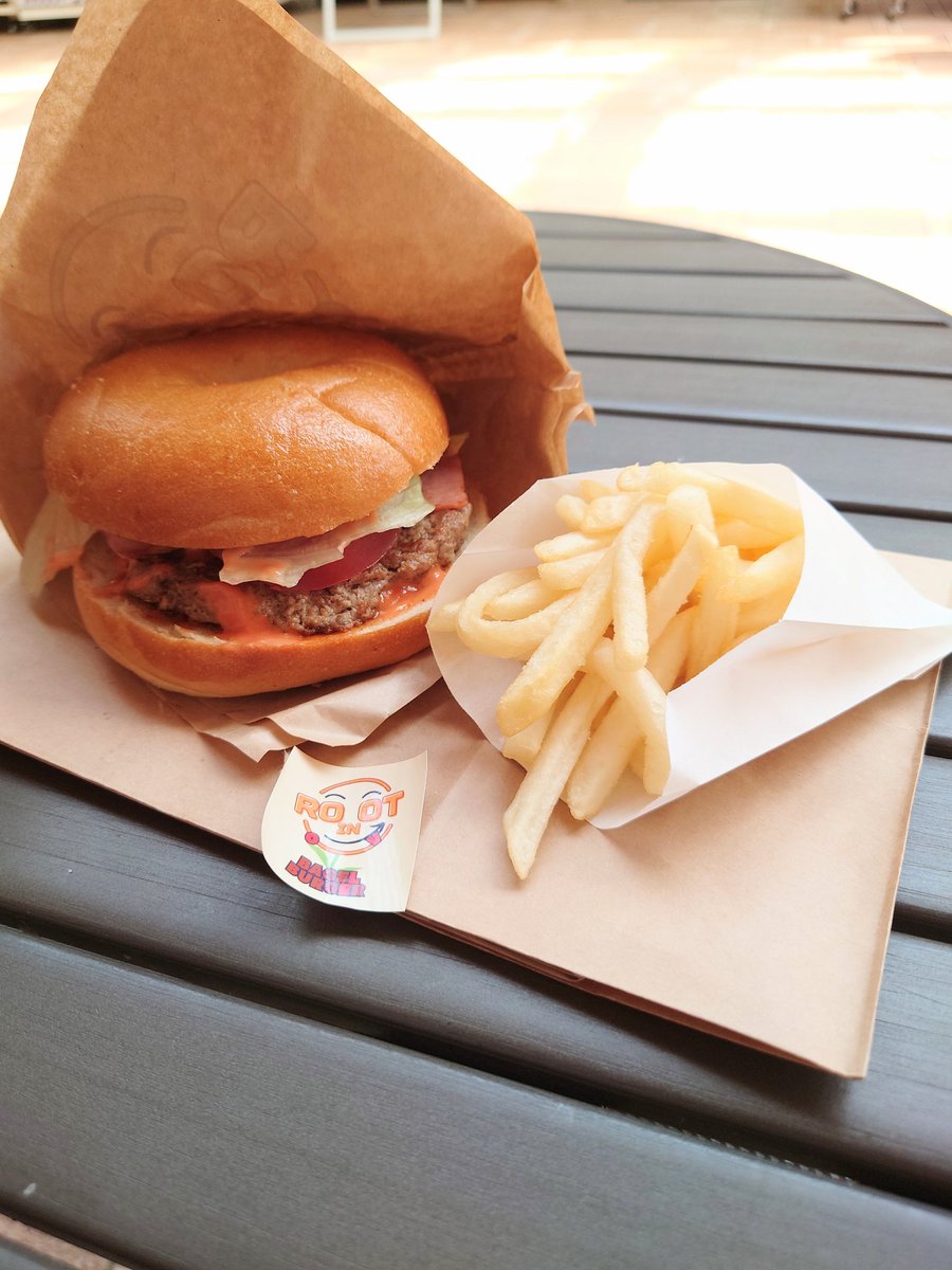 nya_nya_peach's tweet photo. 🐻飯田橋駅🚉
キッチンカー🚛
ベーグルバーガー🍔+🍟付け
ると100👛引き👀で950👛✨
🥩🍟焼き・揚げたて
ベーグル🥯モチモチ
美味しく頂きました🐻🎵
#JR飯田橋駅
#キッチンカー
#ROOT IN
#ROOTIN
#ベーグルバーガー https://t.co/kDuXxsteDr