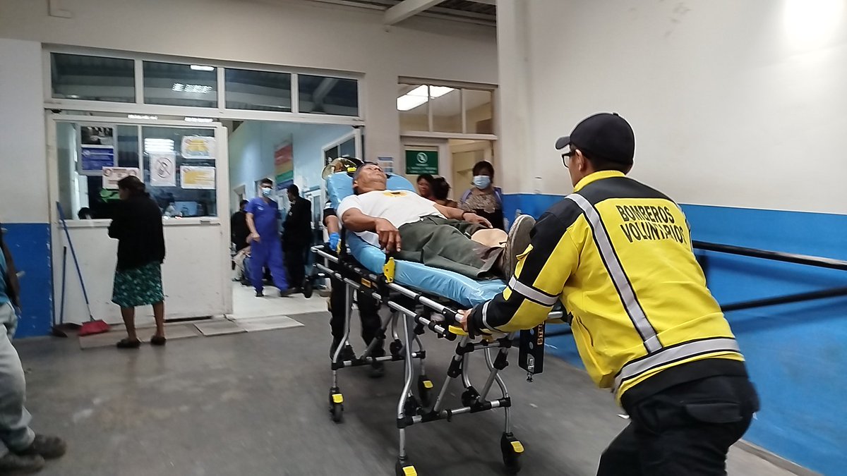 Un ataque armado se originó en el km.45 en el interior de la escuela del caserío los Pirires, San Juan Sacatepéquez, quedando 1 hombre fallecido  y 2 hombres trasladados al hospital Roosevelt presentando heridas en diferentes partes del cuerpo.
#CVBalServicio