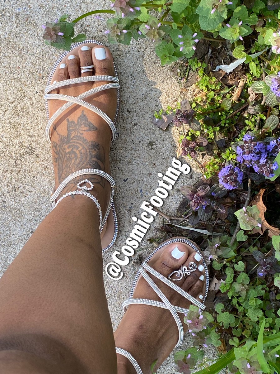CosmicFooting's tweet photo. Me and my toes just posted up🤷🏽‍♀️ DM me for prices if you wanna see the bottoms of my feet😊😉 #feetselling #feetporn #feetlicking #feetformoney #feetgirl #rubbingfeet #footfetishnation #footlovers #feetdom #sellingcontent #feetlovers #feetsub #CosmicFooting https://t.co/T3HWugEKEA