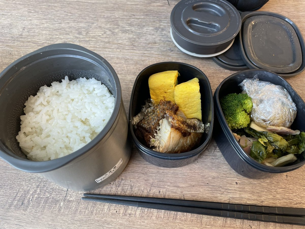 Todays lunch😉
It’s full of healthy dishes in my bento today. Grilled Yellowtail, Japanese omelette, boiled broccoli, stir-fried veggies and etc. Hmm. I should’ve picked one meaty prep-meal for lunch😅 Anyway, let’s eat😋
#cookingathome 
#お弁当 
#twinglish 
#Twitter家庭料理