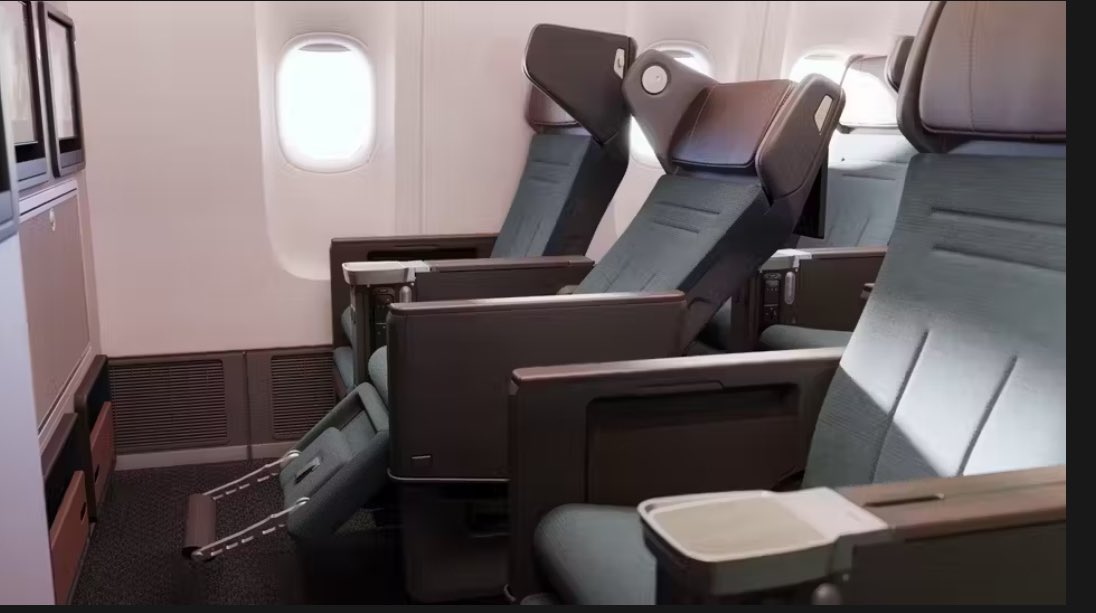 Cathay Pacific introduit sa nouvelle classe Premium Economy à bord de ses 777-300 réaménagés pour plus d’espace et d’intimité. Une offre culinaire et de boissons avec des accents chinois accompagne ce renouveau. #CathayPacific #B777