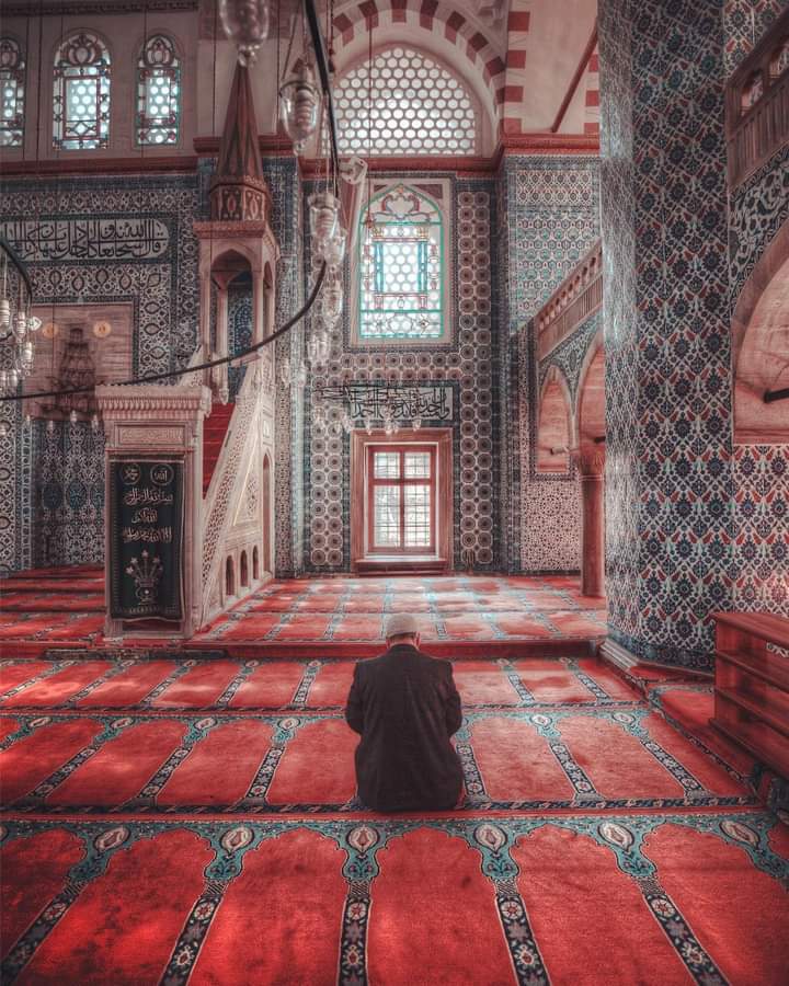 Peace ... ❤️ Rüstem Paşa camii | mosque, Istanbul. Photographer: tolgy75 👏 جامع رستم باشا، اسطنبول