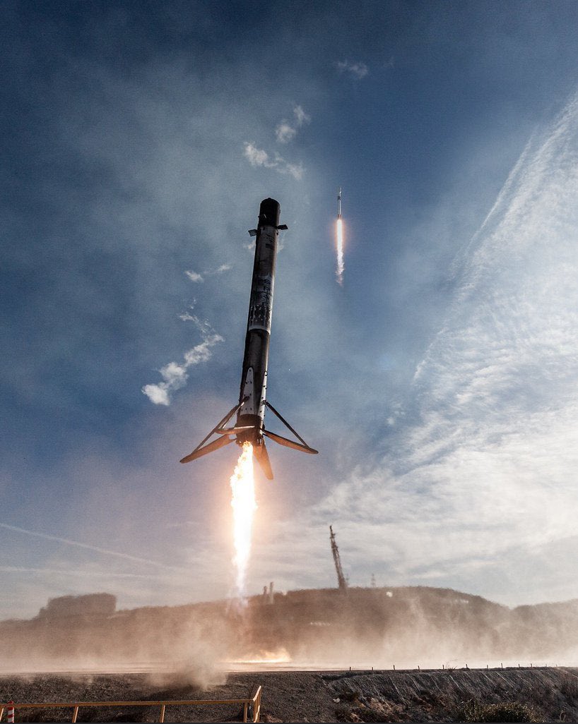 @elonmusk @JerryPikePhoto Spectacular composite image of a Falcon 9 launch and landing! (Credit: SpaceX) 🚀