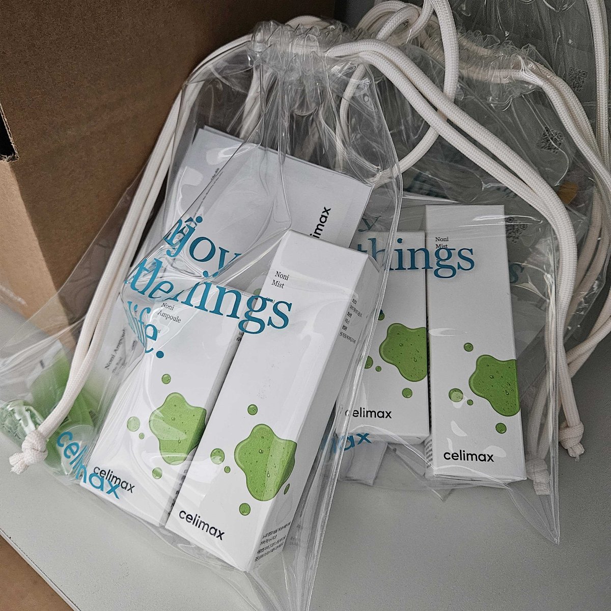 촬영 끝나구 남은 투명파우치+화장품 세트 나눔해요 :)💚

화장품은 다 미개봉 재품이고 노니앰플이랑 마스크팩, 미스트 들어있어요.

아무거나 흔적 남겨주시면 팔로워 중 3명 추첨하겠습니다😊