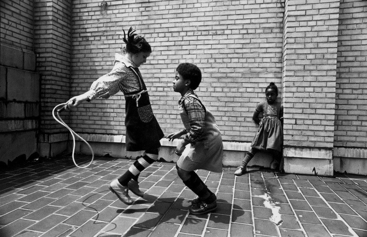 Jill Freedman, Friends skipping (jumping rope) in New York City, c1976