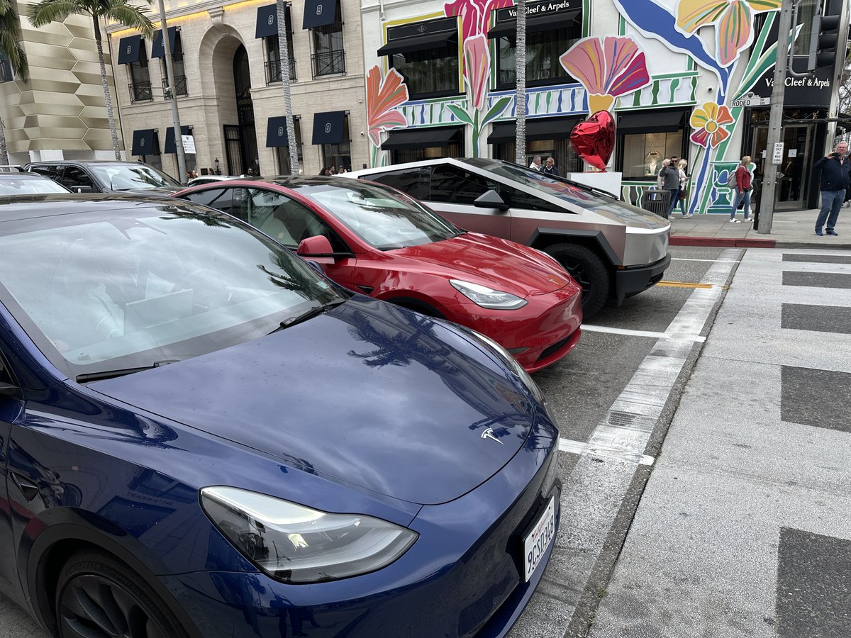 booganim's tweet photo. @elonmusk 1st row on the street lights https://t.co/gbWdncjtFB