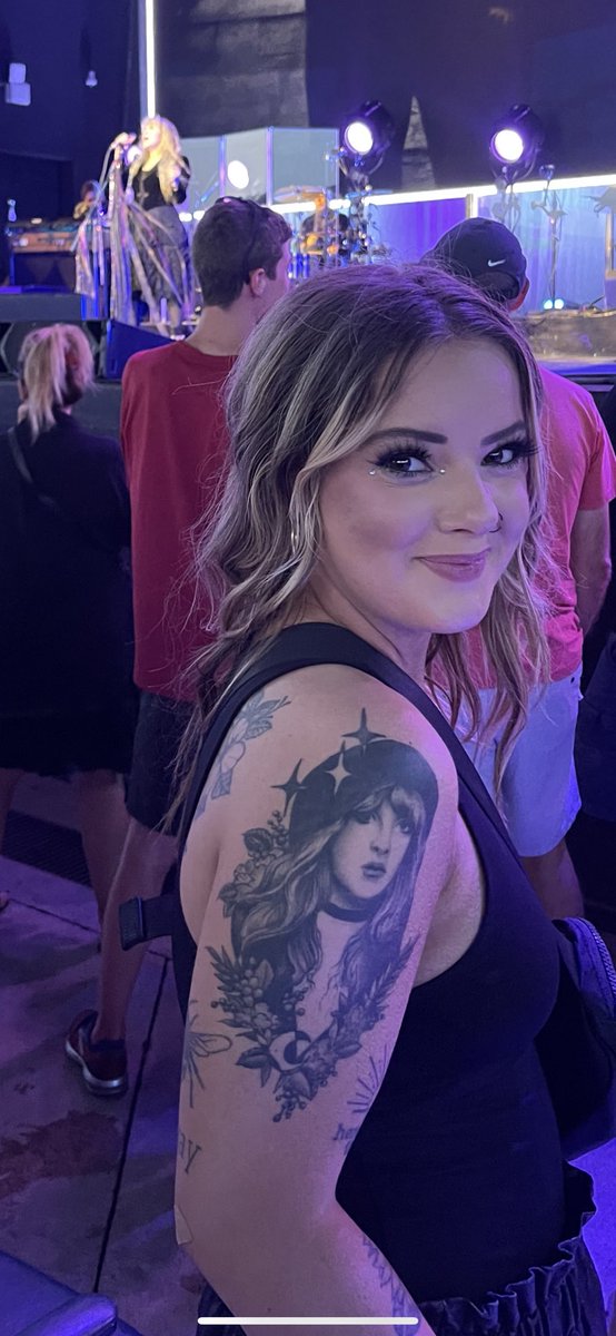 kyylien's tweet image. A man at a bar mansplained Fleetwood Mac to me