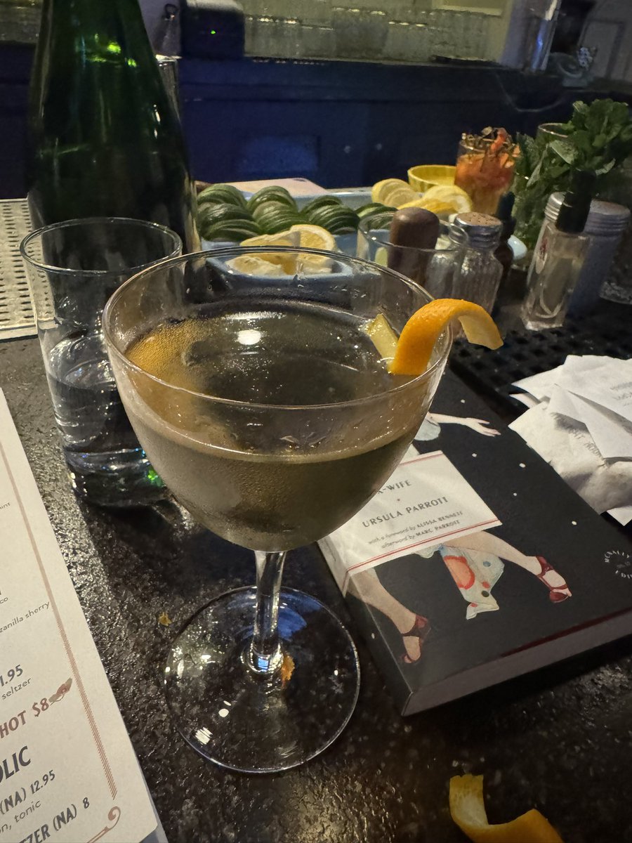 Cocktailposting is back. This is the California Poppy (gin, poppy amaro, curaçao). I didn’t make it.