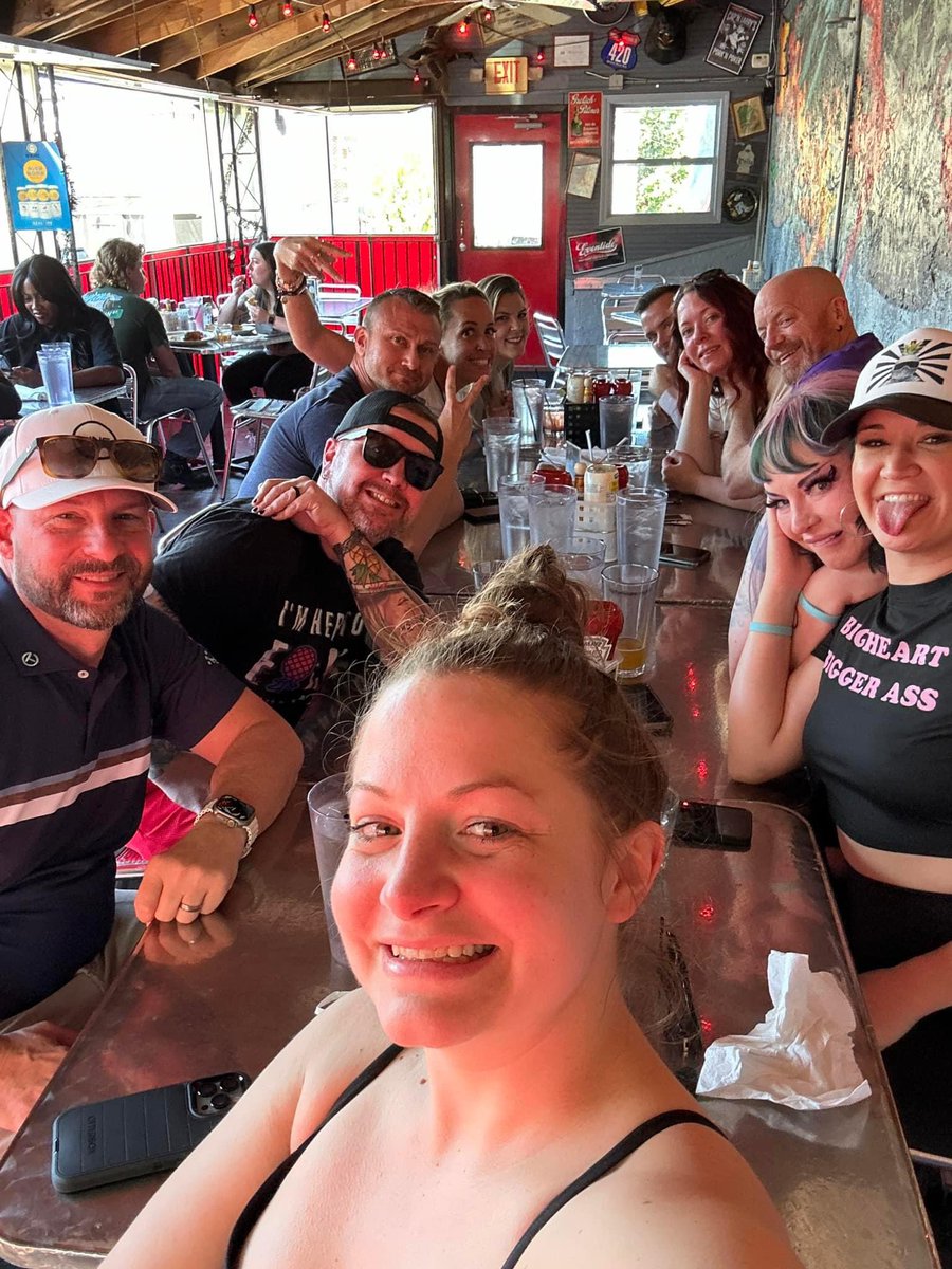 Pineapples After Dark tweet media