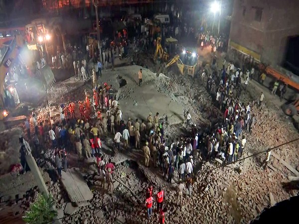 Two killed, 17 injured after building collapses in Uttar Pradesh's Muzaffarnagar

Read @ANI Story | aninews.in/news/national/…
#UttarPradesh #Muzaffarnagar #BuildingCollapse