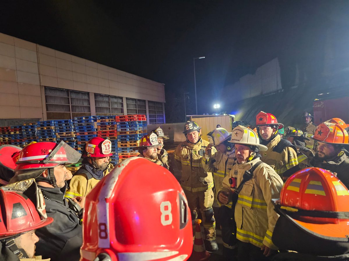 🔴 A las 00:05 horas, se dio por finalizada la Alarma de #Incendio, declarada en Av. La Dehesa y Comandante Malbec, #LoBarnechea.
#EmergenciasCBS
#BomberosSantiago