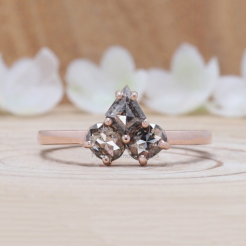 FDJewels's tweet image. Mix Shape Salt And Pepper Diamond Ring, Salt And Pepper Mix Shape Diamond Engagement Ring, Three Shape Ring, Solitaire Ring, KDN1213

ETSY : etsy.com/listing/151546…

#SaltAndPepperDiamond #MixShapeDiamond #DiamondRing #EngagementRing #FineJewelry #LuxuryRing #HandcraftedRing