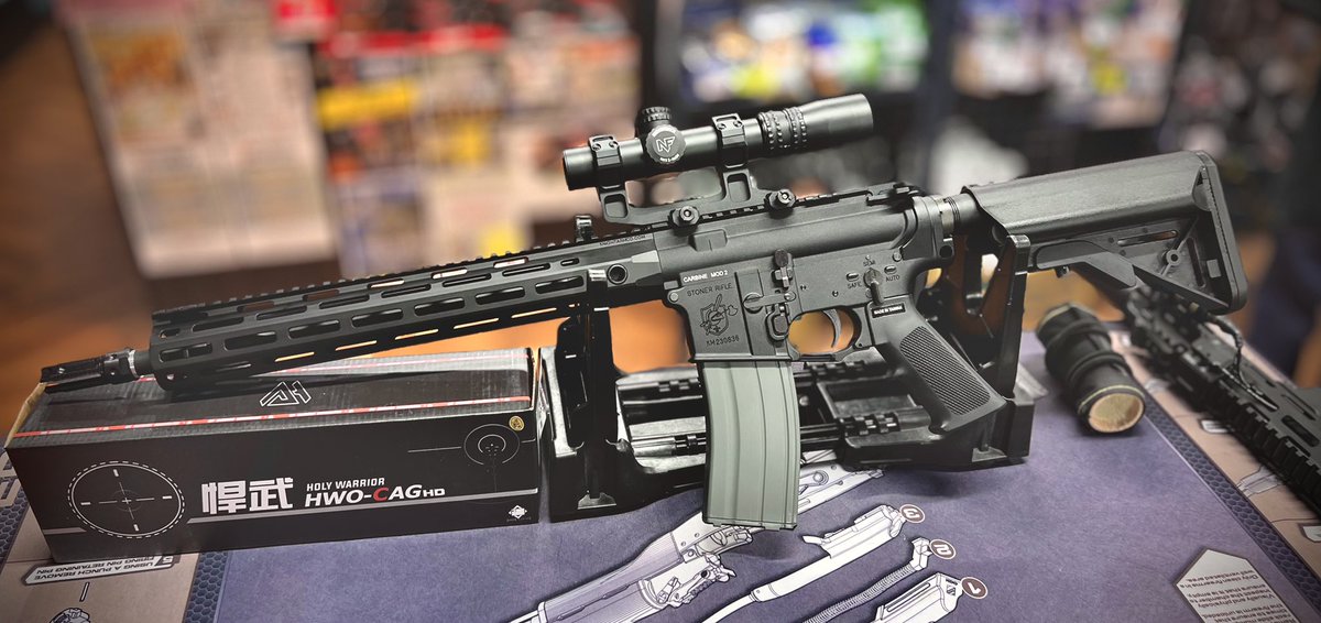 リアルな刻印がタクテコ！
⚡️HolyWarrior NightForce NXSスコープ⚡️

1-4×24でCQBでも👀👍
11段階のイルミネーションで暗所も👌👀

普段よくあるショートスコープよりも短いので
コンパクトな銃にも合わせ易い🔫
径は30なので従来のマウントもお使い頂けますよー！

是非、店頭で覗いてみてください👁️