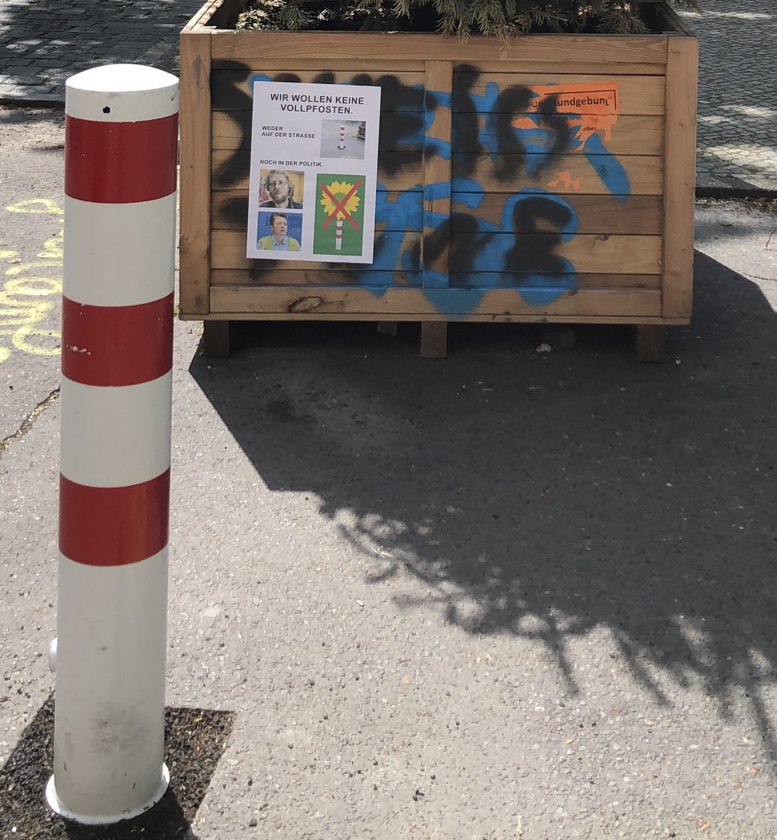 Turgut Altug, #Grüne, flüchtet vom #LausitzerPlatz #autofrei in Berlin Kreuzberg, weil er nicht über die #Verkehrswende der Grünen diskutieren will. 'Früher hab ich Grün gewählt', ist hier der Slogan vieler Anwohner.  So sad. 
#Xhain #Fußgängerzone #Bürgerbeteiligung #Politik