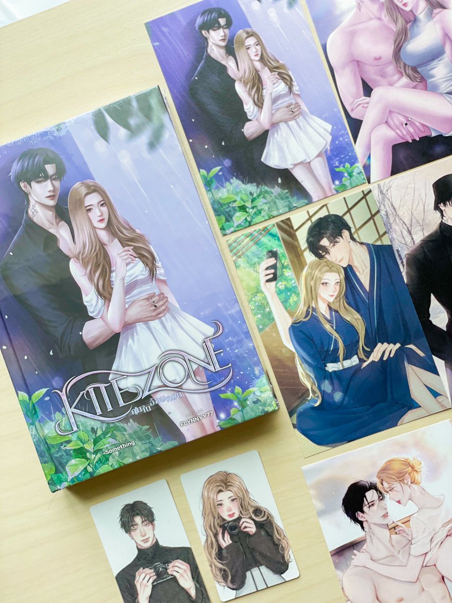 sherlyssa's tweet photo. เปิดกล่องมาแบบร้องว้าว ความคุมโทนตั้งแต่สีกล่อง ปกแข็งสวยมากแบบมากๆๆๆ เลอค่าน่าจับจอง ภาพประกอบจัดหนักจัดเต็ม สวยทุกภาพทั้งโปส ชิกิชิ สแตนดี้ การันตีว่านปกนี้ซื้อนิยายได้งานศิลป์แบบจัดเต็มจริงๆขอบคุณคุณ @SomethingWT สำหรับงานสวยๆนะคะ 💜 ได้จับเล่มคุณซัมแล้วไฟมาเลย #KITEZONE https://t.co/ygl8WYyBFt
