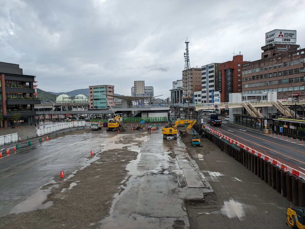 今週も雨の月曜日。 長崎駅の工事の様子をチェック！ 駅前のロングルーフがもうすぐ完成しそう～
