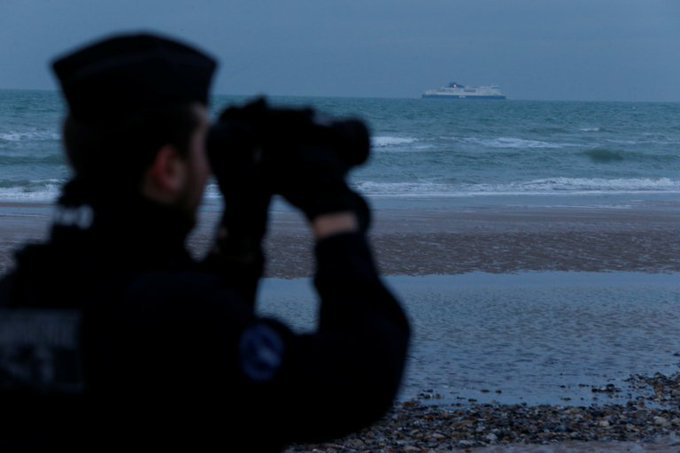 Dunkerque (59) : des policiers caillassés au cri de “Allah Akbar” par des dizaines de migrants cherchant à utiliser un bateau pneumatique..
🤫 Il ne faut rien dire,
'en macronie c'est l'hypocrisie' 
à tous les étages ... Pour eux ce sont des gentils migrants qu'il faut accueillir…